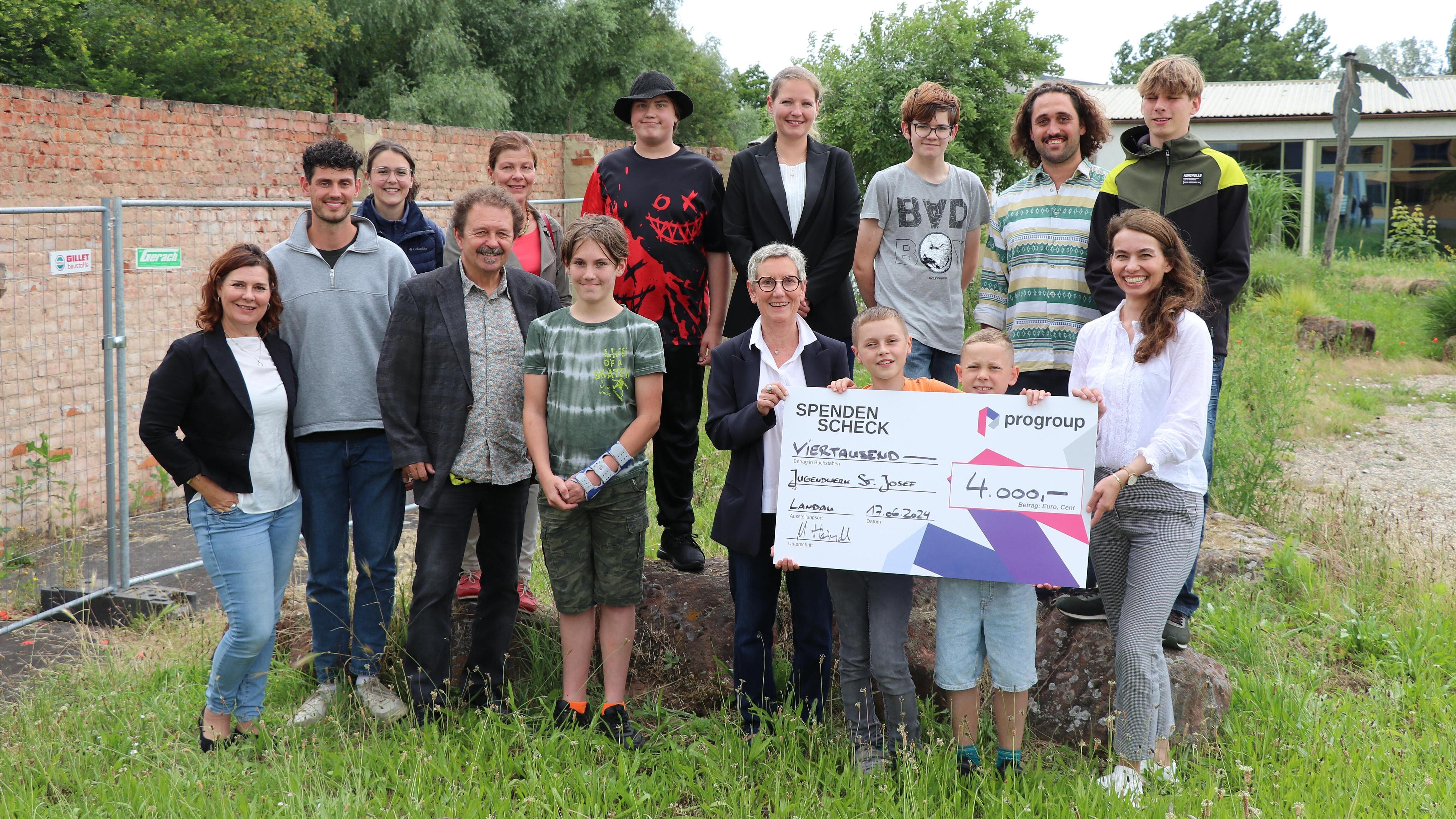 Progroup spendet 4.000 Euro an Jugendwerk St. Josef Progroup spendet 4.000 Euro an Jugendwerk St. Josef